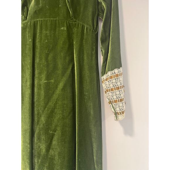 Wow! 1970s Velvet Boho Renaissance Inspo Long Sleeve Green Dress Lace Sleeves JL - Picture 5 of 13